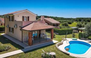 un'immagine di una casa con piscina di Villa Orchidea a Višnjan (Visignano) Altre 22 foto