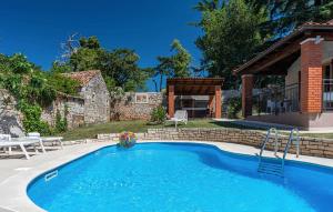 una piscina davanti a una casa di Villa Orchidea a Višnjan (Visignano)