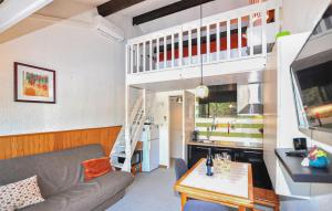 ein Wohnzimmer mit einem Sofa und einem Loft in der Unterkunft Beach Front Home In Saint-Cyprien Plage in Saint Cyprien Plage