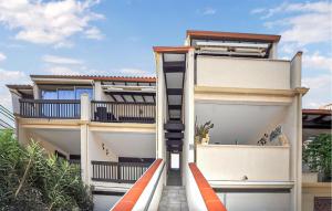 ein Haus, zu dem eine Treppe hinaufführt in der Unterkunft Beach Front Home In Saint-Cyprien Plage in Saint Cyprien Plage + 8 Fotos