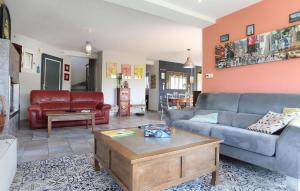 Una sala de estar con un sofá y una mesa de café. en Nice Home In Montreuil-Sous-Pérouse, en Montreuil-sous-Pérouse