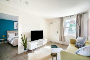 Una sala de estar con un sofá y un televisor. en Sonder by Marriott Bonvoy The Stat Apartments Midtown, en Nashville