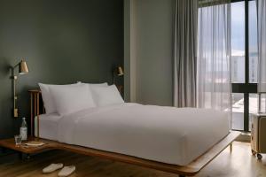 Postel nebo postele na pokoji v ubytování The Dutch Hotel Long Island City, Sonder by Marriott Bonvoy