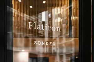 Um certificado, prêmio, placa ou outro documento exibido em Flatiron Hotel, Sonder by Marriott Bonvoy