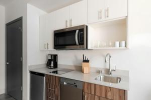 Kuchyň nebo kuchyňský kout v ubytování Sonder by Marriott Bonvoy Pivot Apartments Capitol Hill