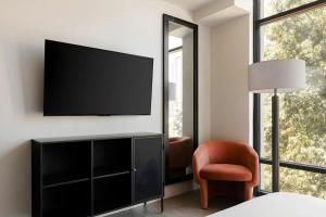 TV a/nebo společenská místnost v ubytování Sonder by Marriott Bonvoy Pivot Apartments Capitol Hill