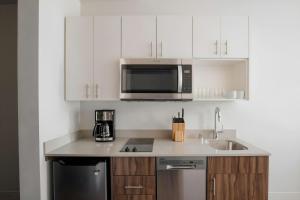 Kuchyň nebo kuchyňský kout v ubytování Sonder by Marriott Bonvoy Pivot Apartments Capitol Hill