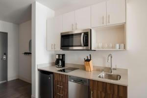 Kuchyň nebo kuchyňský kout v ubytování Sonder by Marriott Bonvoy Pivot Apartments Capitol Hill