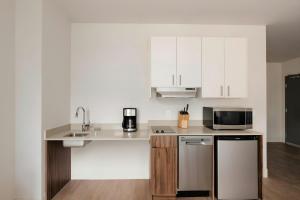 Kuchyň nebo kuchyňský kout v ubytování Sonder by Marriott Bonvoy Pivot Apartments Capitol Hill