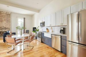a kitchen with a table and a dining room at The Louie Hotel New Orleans, Belvilla District 6 Formerly Sonder in New Orleans