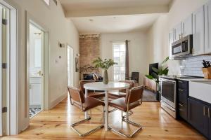 a kitchen and dining room with a table and chairs at The Louie Hotel New Orleans, Belvilla District 6 Formerly Sonder in New Orleans +100 photos