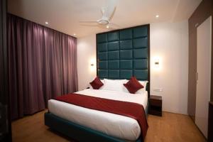 Postel nebo postele na pokoji v ubytování Hotel Grand Tark A Family Hotel Near IGI Airport Delhi