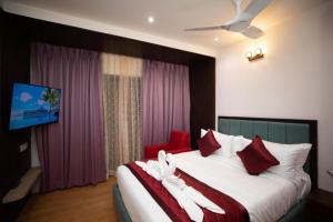 Postel nebo postele na pokoji v ubytování Hotel Grand Tark A Family Hotel Near IGI Airport Delhi