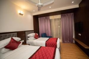 Postel nebo postele na pokoji v ubytování Hotel Grand Tark A Family Hotel Near IGI Airport Delhi