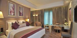 Postel nebo postele na pokoji v ubytování Hotel Grand Tark A Family Hotel Near IGI Airport Delhi