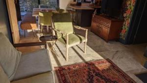 a living room with two chairs and a table at Cotswold Stay in Burford