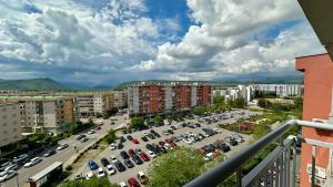 una vista aérea de un aparcamiento en una ciudad en Apartment City kvart, en Podgorica