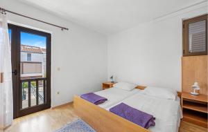 Postel nebo postele na pokoji v ubytování 2 Bedroom Stunning Apartment In Vodice