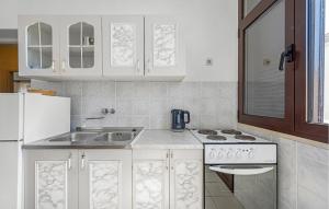 Kuchyň nebo kuchyňský kout v ubytování 2 Bedroom Stunning Apartment In Vodice