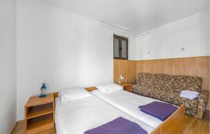 Postel nebo postele na pokoji v ubytování 2 Bedroom Stunning Apartment In Vodice