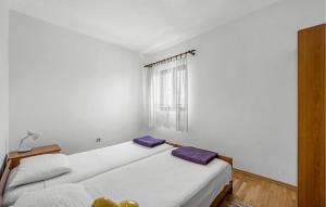 Postel nebo postele na pokoji v ubytování 2 Bedroom Stunning Apartment In Vodice