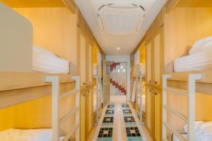 Ένα ή περισσότερα κρεβάτια σε δωμάτιο στο Angmo Hostel by Amaka