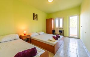 a bedroom with two beds and a window at Amazing Apartment In Povljana With Wifi in Povljana