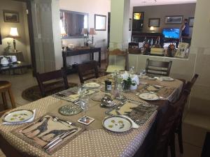 125 on Van Buuren Road Guest House餐厅或其他用餐的地方