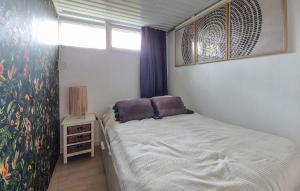 a bedroom with a bed and a painting on the wall at Pet-Friendly Home In Scherpe Nisse in Scherpenisse