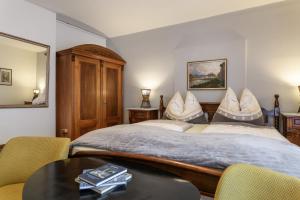 una camera da letto con un letto grande e un tavolo di Hotel Austria a Bad Hofgastein