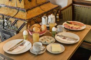 un tavolo di legno con piatti di cibo sopra di Hotel Austria a Bad Hofgastein