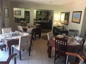 125 on Van Buuren Road Guest House餐厅或其他用餐的地方
