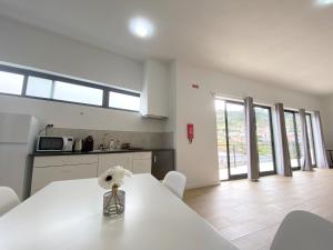 Kuchyň nebo kuchyňský kout v ubytování Machico flat center near beach w parking