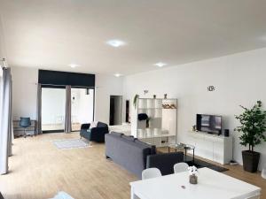 Posezení v ubytování Machico flat center near beach w parking