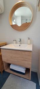 ショレにあるStudio NOTRE-DAME 2 coeur de villeの洗面台と鏡のあるバスルーム