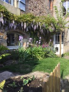 Κήπος έξω από το Chambre d'hôte Le CLOS LILAS