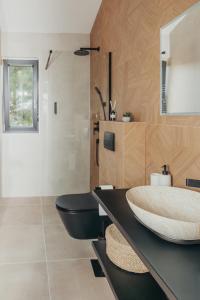 Un baño con lavabo e inodoro en Casa Nolimi, en Fažana