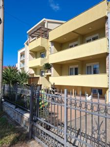 苏托莫雷Adriatica 1的前面有栅栏的黄色建筑