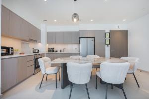Imagine din galeria proprietății Top Class 2BR with Burj Khalifa View in Downtown în Dubai