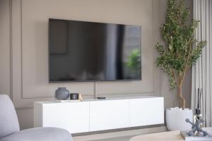 Imagine din galeria proprietății Top Class 2BR with Burj Khalifa View in Downtown în Dubai