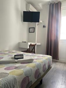 Łóżko lub łóżka w pokoju w obiekcie Hostal Abril Madrid