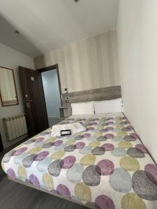 Łóżko lub łóżka w pokoju w obiekcie Hostal Abril Madrid