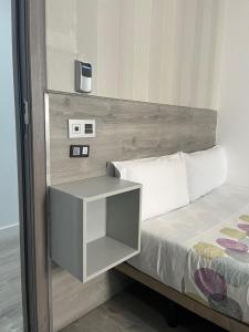 Łóżko lub łóżka w pokoju w obiekcie Hostal Abril Madrid