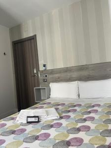 Łóżko lub łóżka w pokoju w obiekcie Hostal Abril Madrid