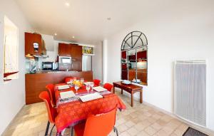 Kuchyň nebo kuchyňský kout v ubytování 2 Bedroom Stunning Home In Quiberon