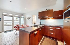 Kuchyň nebo kuchyňský kout v ubytování 2 Bedroom Stunning Home In Quiberon