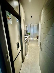 corridoio di una cucina con frigorifero di Zimbali Boulevard Edge 203 a Ballito