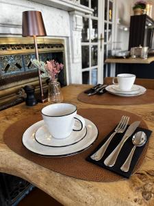 Příslušenství pro přípravu čaje a kávy v ubytování Hotel Bonne Auberge (Adults Only)