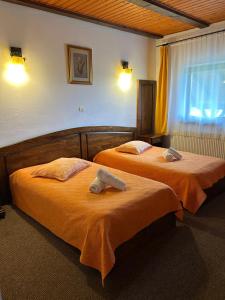 Postel nebo postele na pokoji v ubytování Drumul Dragostei + 29 fotografií