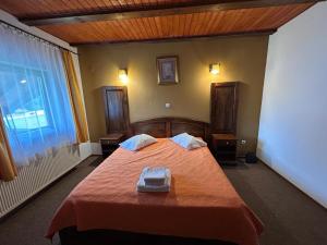 Postel nebo postele na pokoji v ubytování Drumul Dragostei
